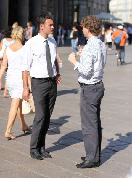 люди на улице фото, люди на улицах Милана, как правильно одеваться мужчинам, мужской дресс код.