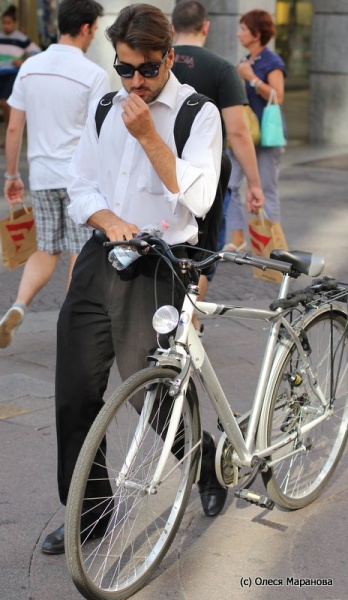 мужчина на велосипеде, деловой костюм и велосипед, можно ли ездить на велосипеде в костюме, фото примеры люди на велосипедах в Италии,
