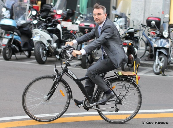 фото бизнесмены на велосипеде в Европе, фото люди на улице Милана, люди на велосипеде в Европе