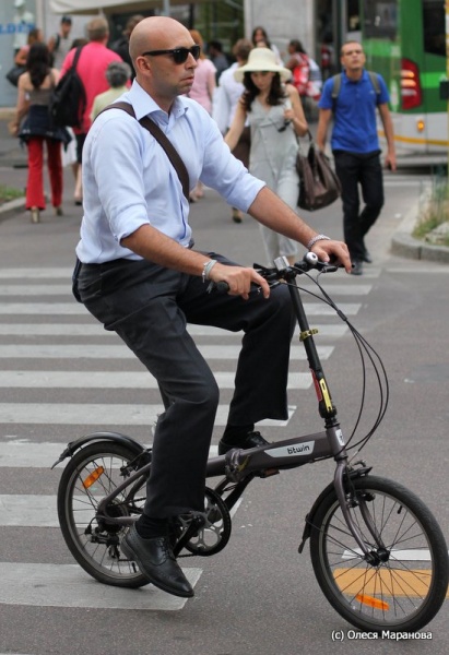 мужчина на велосипеде, деловой костюм и велосипед, можно ли ездить на велосипеде в костюме, фото примеры люди на велосипедах в Италии,