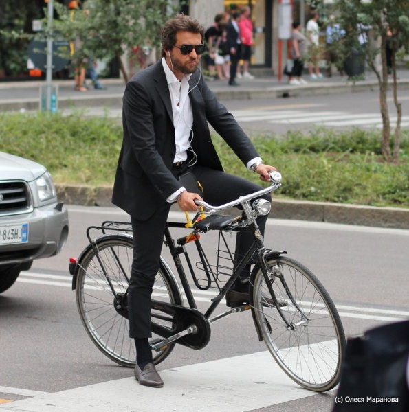 мужчина в деловом костюме на велосипеде, фото люди на улице Милана, люди на велосипеде