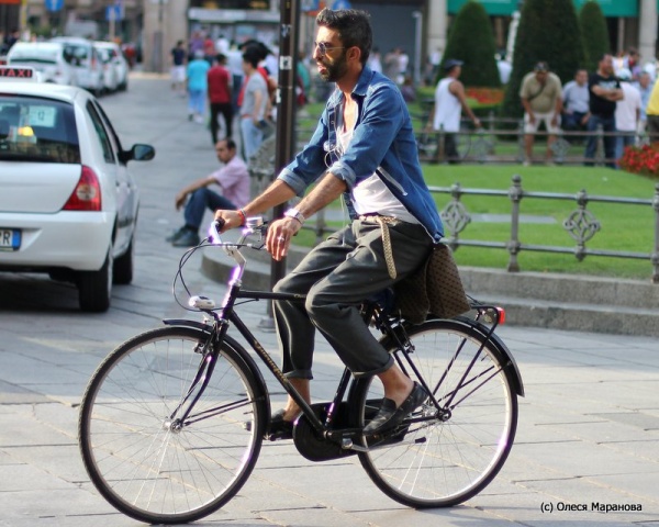 фото бизнесмены на велосипеде в Европе, фото люди в Италии на велосипеде, люди на велосипеде в Европе