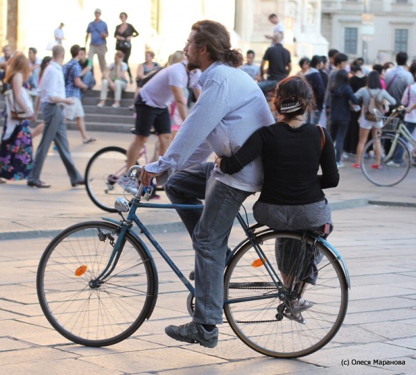 фото мужчина на велосипеде в Италии, фото люди в Италии на велосипеде, люди на велосипеде в Европе