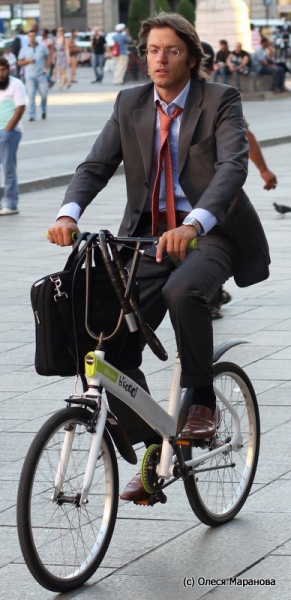 деловой мужчина на велосипеде, фото люди на улице Милана, люди на велосипеде в Европе
