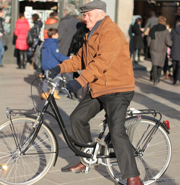пожилой мужчина на велосипеде