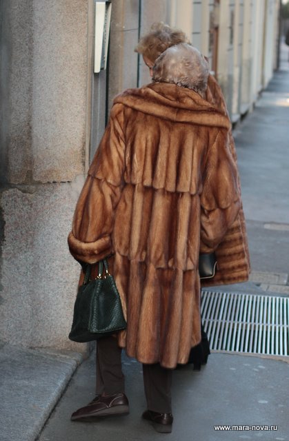 фото какие шубы носят в Милане итальянки зима 2013