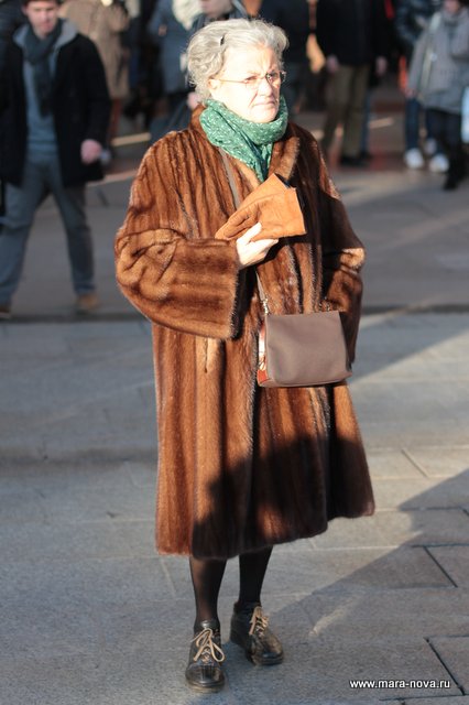 фото какие шубы носят в Милане итальянки зима 2013